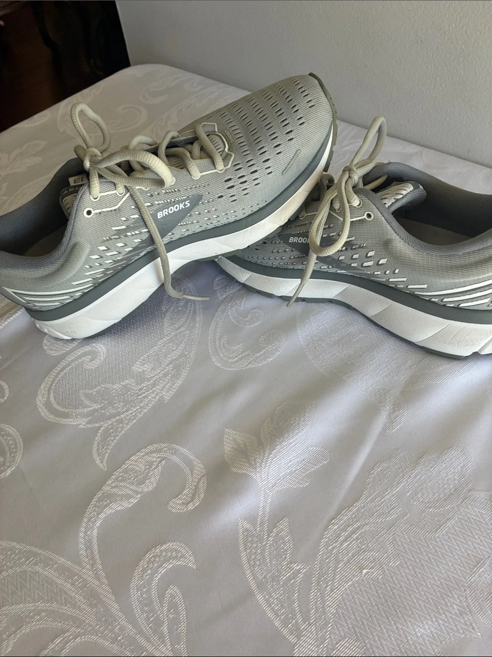 Brooks light gray